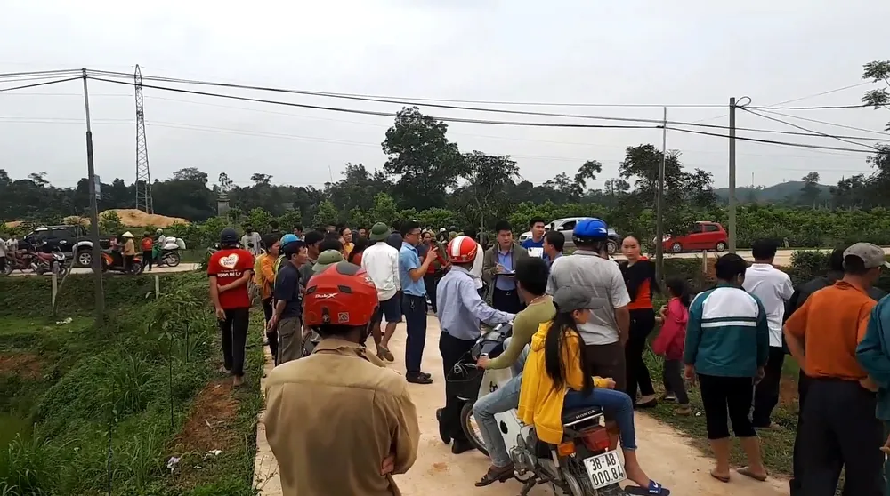 Nhiều người dân tập trung trước cổng cơ sở giết mổ gia súc tập trung
