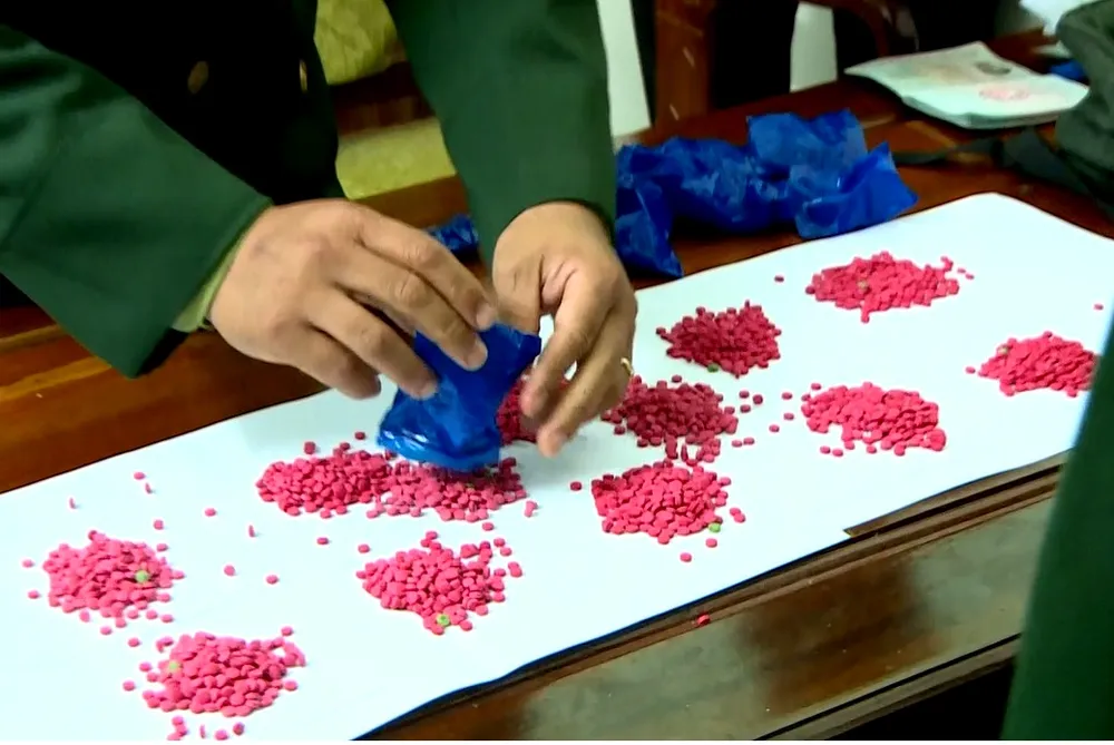 Bắt đối tượng vận chuyển 3.200 viên ma túy tổng hợp từ Lào về Việt Nam ảnh 1