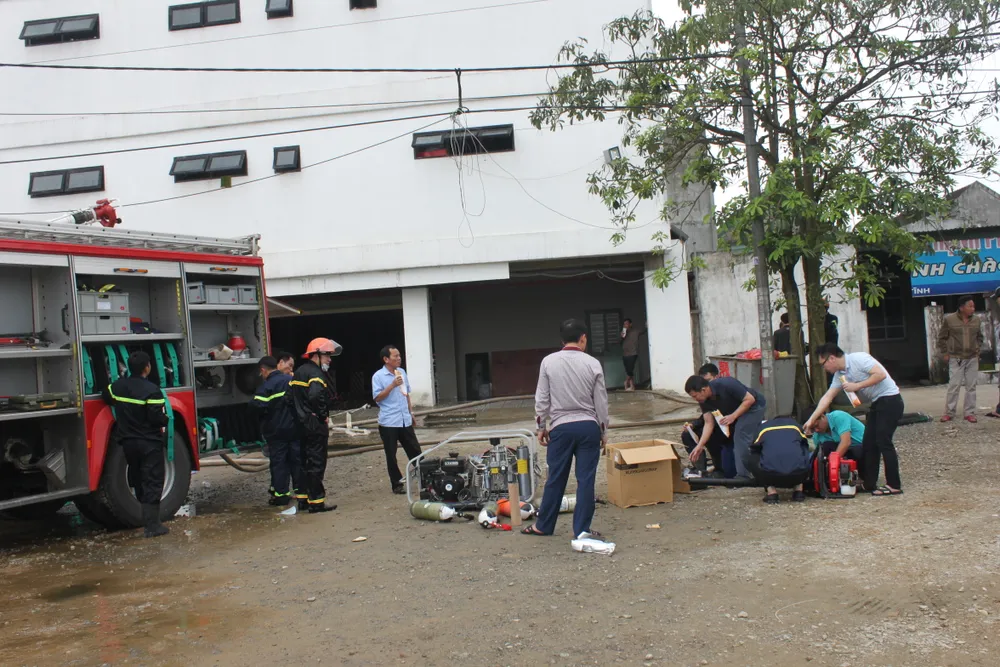 Đã khống chế được đám cháy tại quán Karaoke Kingdom Club ở Hà Tĩnh ảnh 3