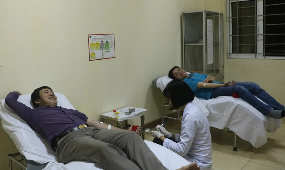 Bộ trưởng Bộ Y tế tặng bằng khen cho 2 cá nhân tình nguyện hiến máu cực hiếm cứu người ảnh 3