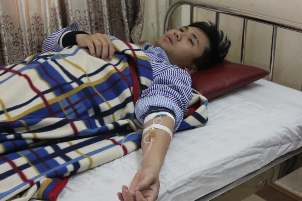 Bác sĩ và sinh viên thực tập bị người nhà bệnh nhân đánh phải nhập viện cấp cứu ảnh 1