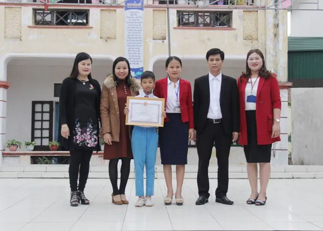 Tặng bằng khen cho học sinh lớp 5 nhặt được của rơi trả lại cho người bị mất ảnh 1 Tặng bằng khen cho học sinh lớp 5 nhặt được của rơi trả lại cho người bị mất ảnh 1