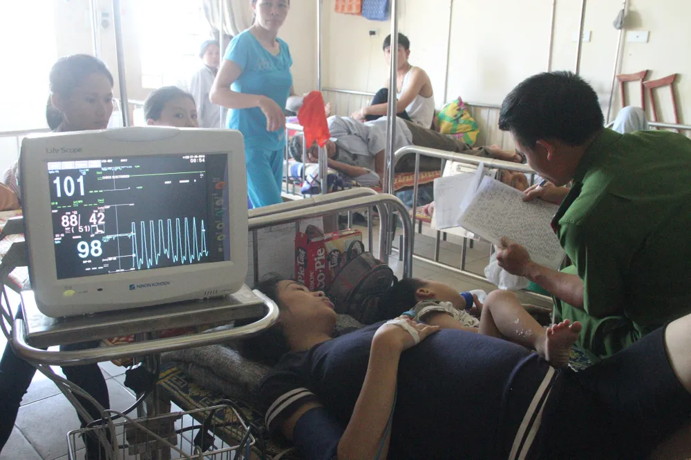 Xe ô tô khách va chạm với container, 16 người thương vong ảnh 2