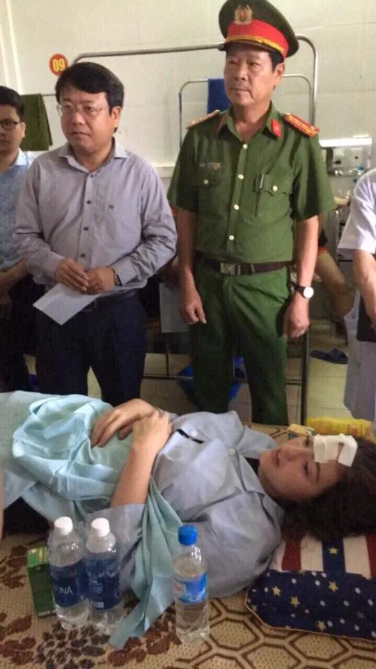 Xe ô tô khách va chạm với container, 16 người thương vong ảnh 3