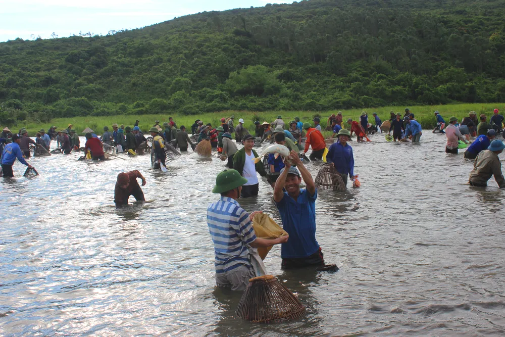 Độc đáo lễ hội đánh cá Đồng Hoa ở Hà Tĩnh ảnh 2