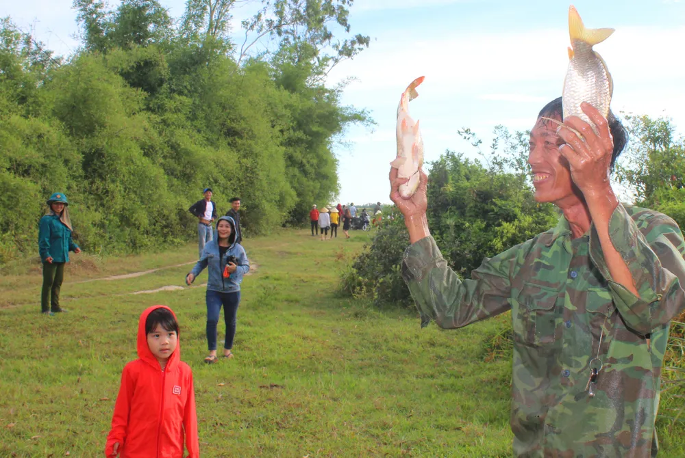 Độc đáo lễ hội đánh cá Đồng Hoa ở Hà Tĩnh ảnh 5