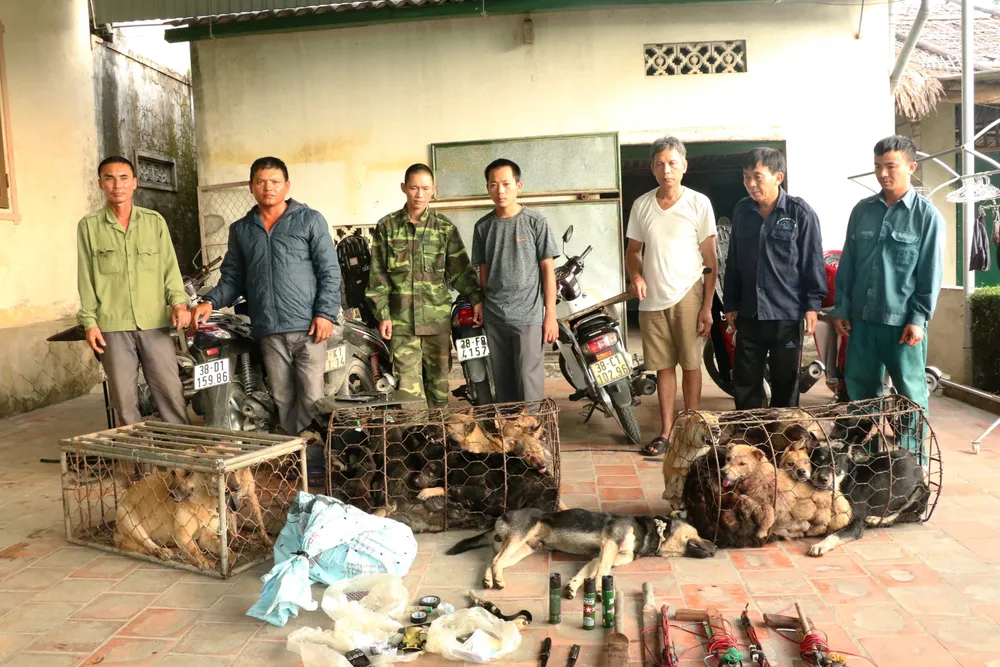 Các đối tượng cùng tang vật bị bắt giữ
