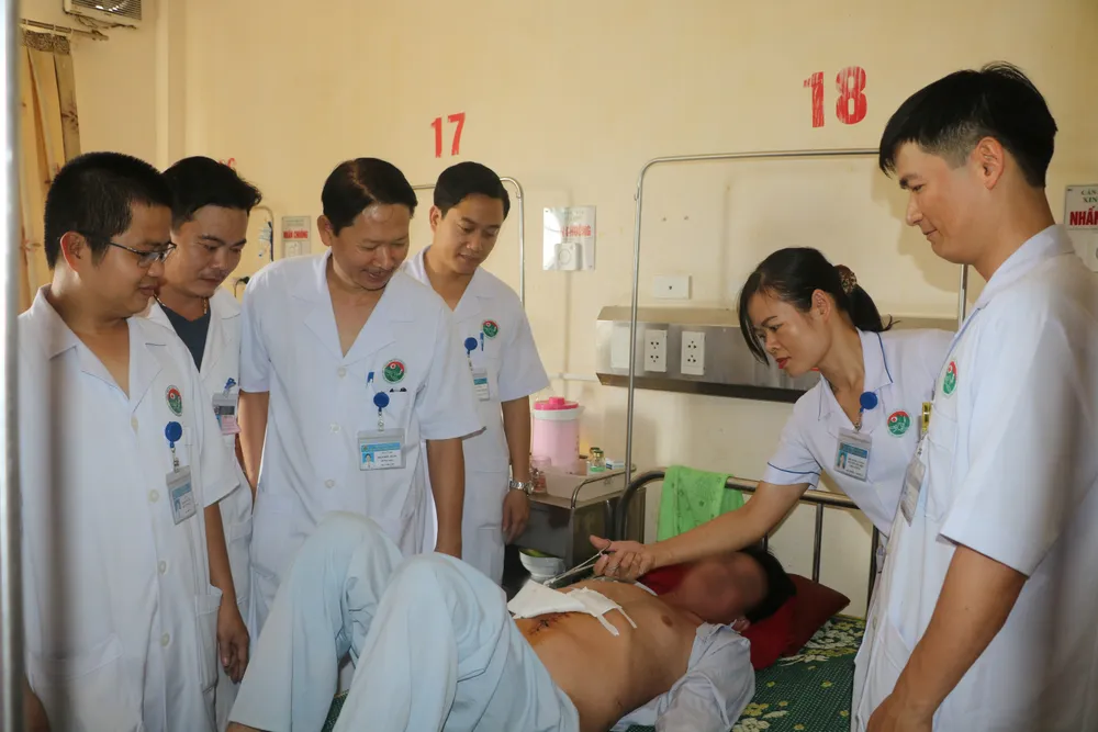 Phẫu thuật lấy sỏi thận “khủng” trên bệnh nhân thận móng ngựa ảnh 3