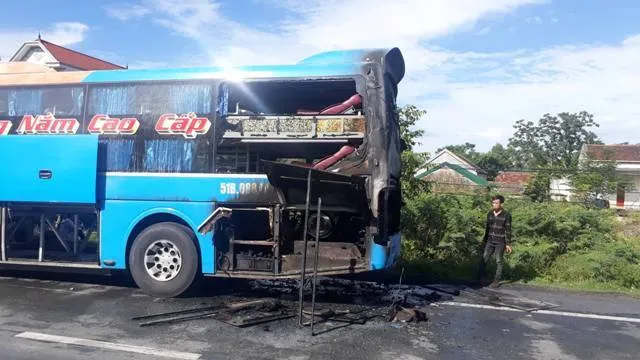 Xe khách giường nằm bốc cháy dữ dội, hàng chục hành khách tháo chạy  ảnh 5