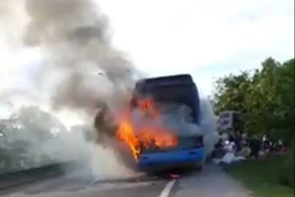 Xe khách giường nằm bốc cháy dữ dội, hàng chục hành khách tháo chạy  ảnh 1