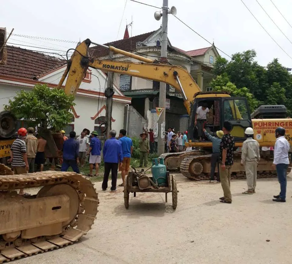 VIDEO: Xe lu bất ngờ lật úp khiến một người tử vong ảnh 3 VIDEO: Xe lu bất ngờ lật úp khiến một người tử vong ảnh 3