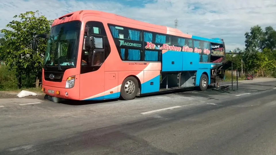 Xe khách giường nằm bốc cháy dữ dội, hàng chục hành khách tháo chạy  ảnh 4