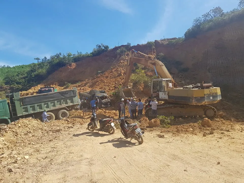 Sập mỏ, 2 xe tải bị vùi lấp cùng tài xế ảnh 2