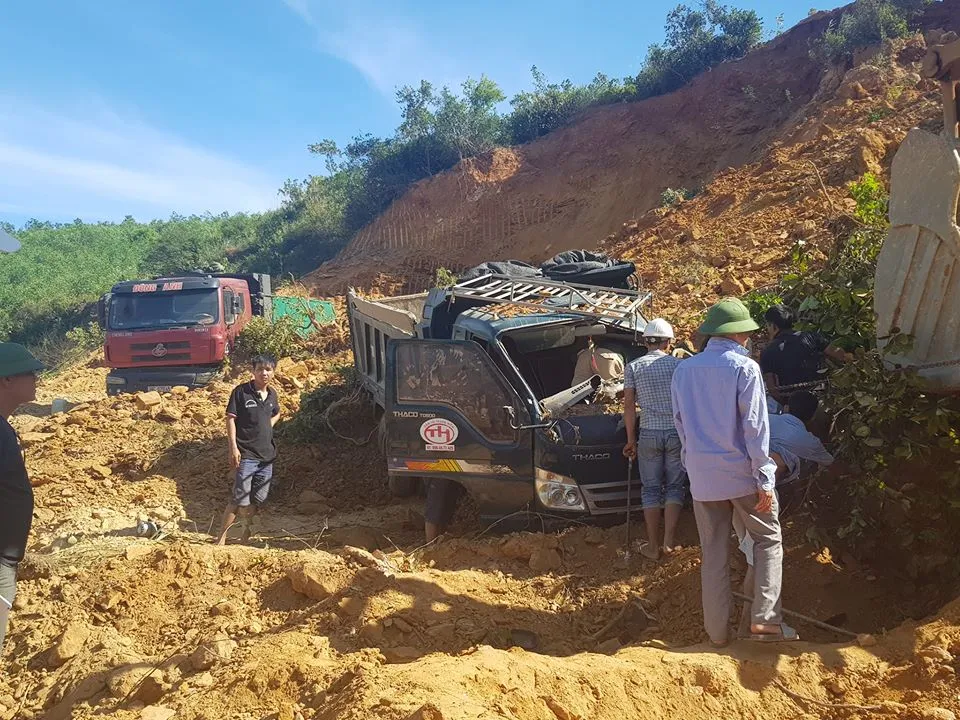 Sập mỏ, 2 xe tải bị vùi lấp cùng tài xế ảnh 3