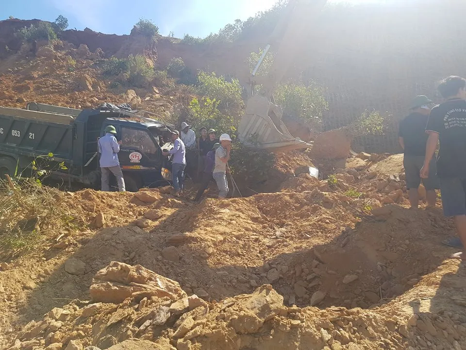 Sập mỏ, 2 xe tải bị vùi lấp cùng tài xế ảnh 4