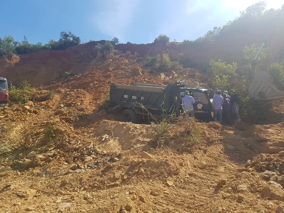 Sập mỏ, 2 xe tải bị vùi lấp cùng tài xế ảnh 12