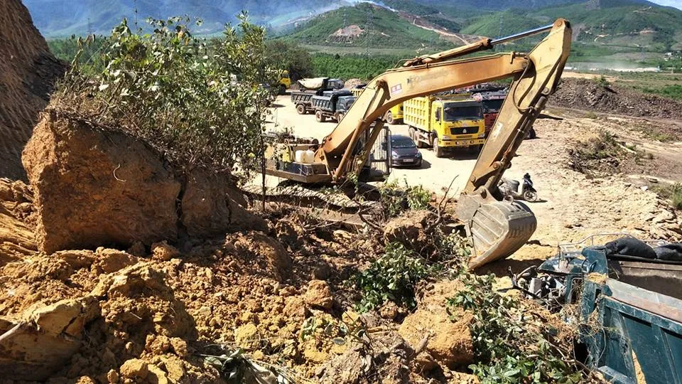 Sập mỏ, 2 xe tải bị vùi lấp cùng tài xế ảnh 6