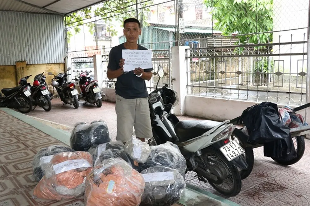 Đối tượng Nguyễn Đức Hạnh bị bắt cùng tang vật