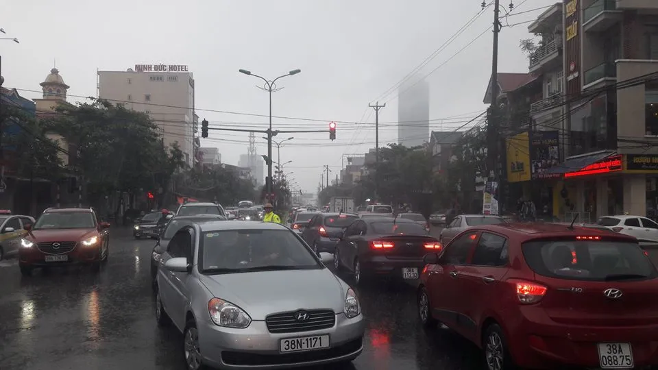 CLIP: Mưa trắng trời, nhiều đường phố ở Hà Tĩnh bị ngập chìm trong biển nước ảnh 16