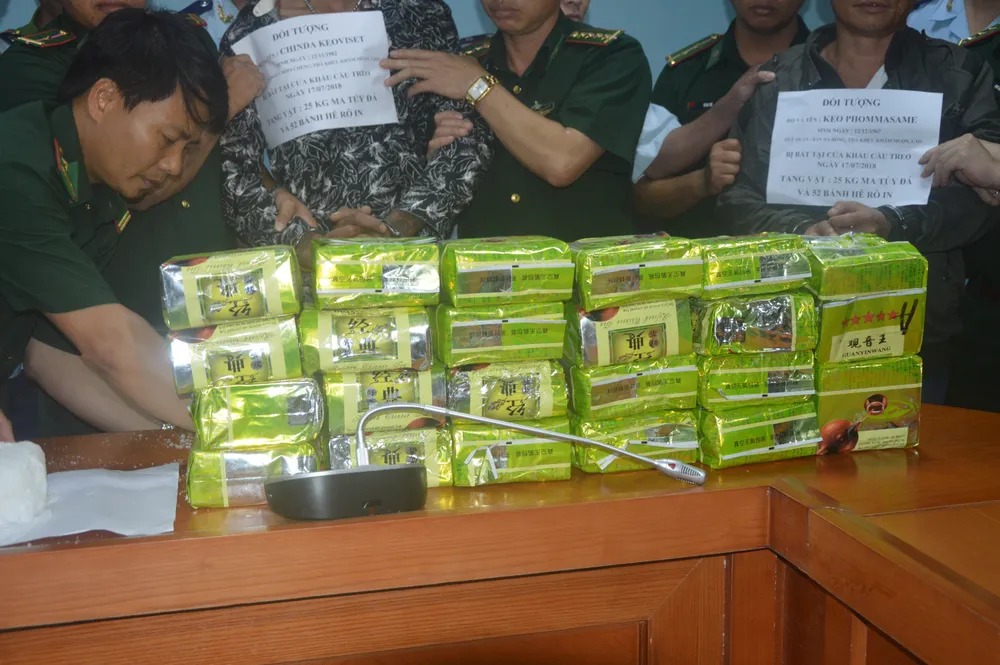 CLIP NÓNG: Phá chuyên án “khủng” bắt giữ 52 bánh heroin và 25kg ma túy đá ảnh 2 CLIP NÓNG: Phá chuyên án “khủng” bắt giữ 52 bánh heroin và 25kg ma túy đá ảnh 2