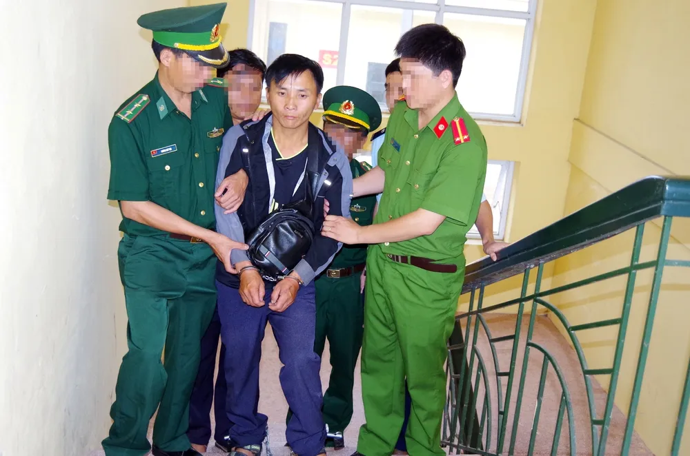 Bắt đối tượng vận chuyển 1 bánh heroin và 30 viên ma túy tổng hợp từ Lào vào Việt Nam ảnh 2