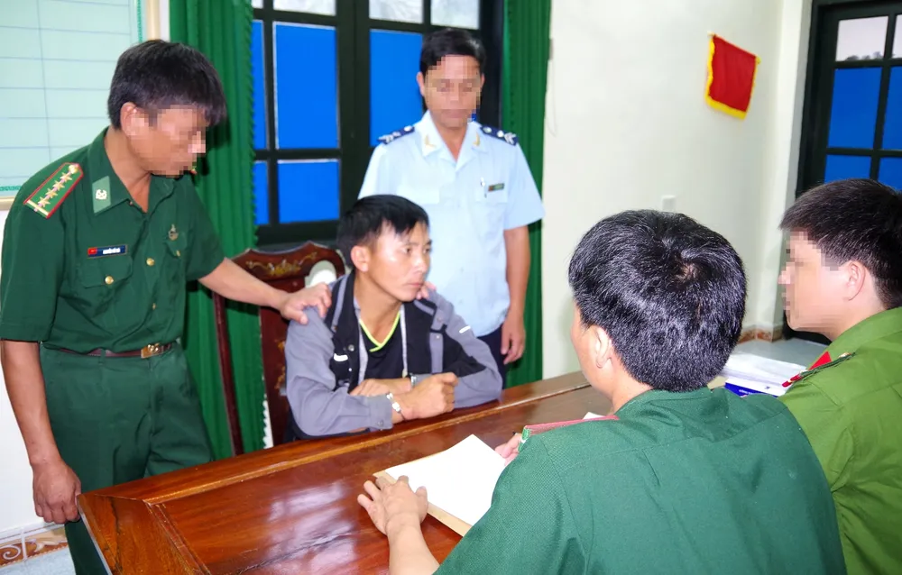 Bắt đối tượng vận chuyển 1 bánh heroin và 30 viên ma túy tổng hợp từ Lào vào Việt Nam ảnh 3