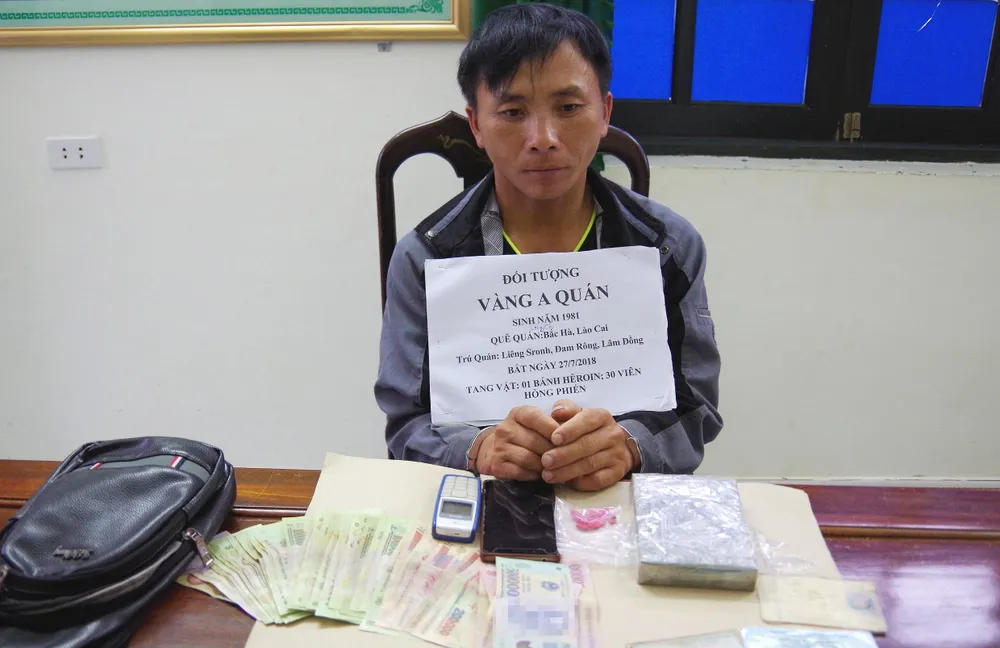 Bắt đối tượng vận chuyển 1 bánh heroin và 30 viên ma túy tổng hợp từ Lào vào Việt Nam ảnh 1