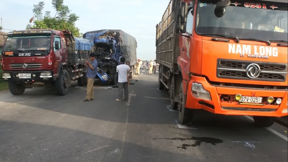 Tai nạn liên hoàn trên Quốc lộ 1A, 2 người bị thương nặng ảnh 1 Tai nạn liên hoàn trên Quốc lộ 1A, 2 người bị thương nặng ảnh 1