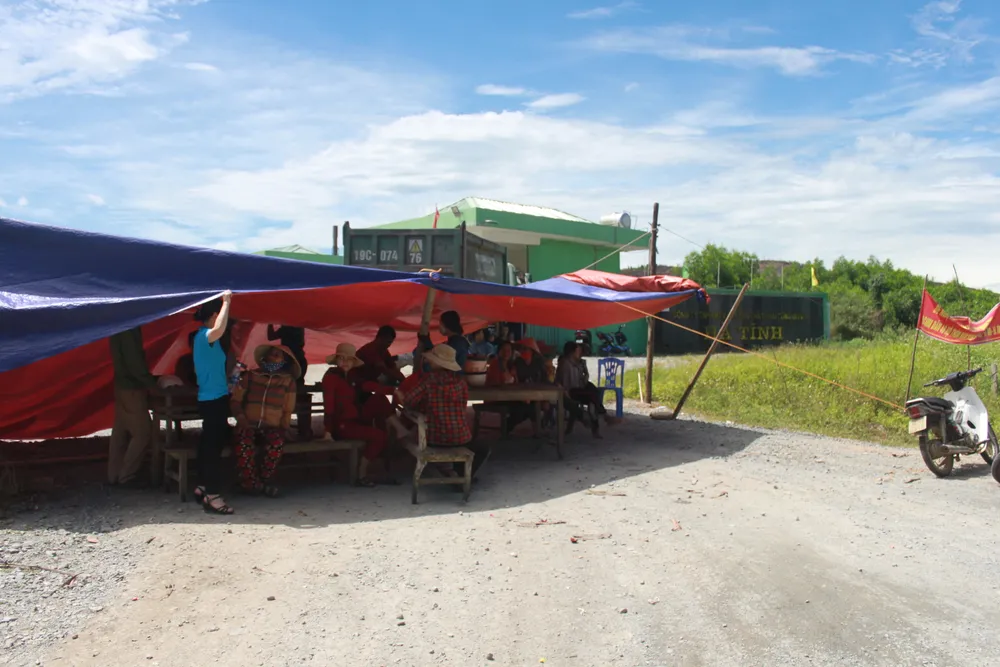 Dân mang bẫy dính ruồi, dựng rạp trước cổng nhà máy xử lý rác để phản đối ô nhiễm ảnh 1 Dân mang bẫy dính ruồi, dựng rạp trước cổng nhà máy xử lý rác để phản đối ô nhiễm ảnh 1