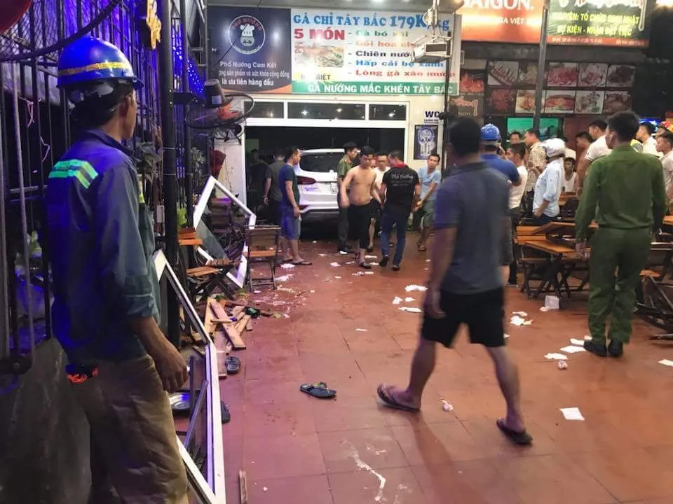 Ô tô 7 chỗ đâm vào quán, nhiều người bị thương phải nhập viện cấp cứu ảnh 7