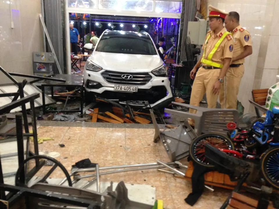 Ô tô 7 chỗ đâm vào quán, nhiều người bị thương phải nhập viện cấp cứu ảnh 4