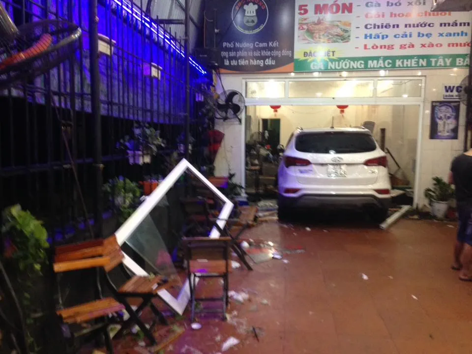 Ô tô 7 chỗ đâm vào quán, nhiều người bị thương phải nhập viện cấp cứu ảnh 1