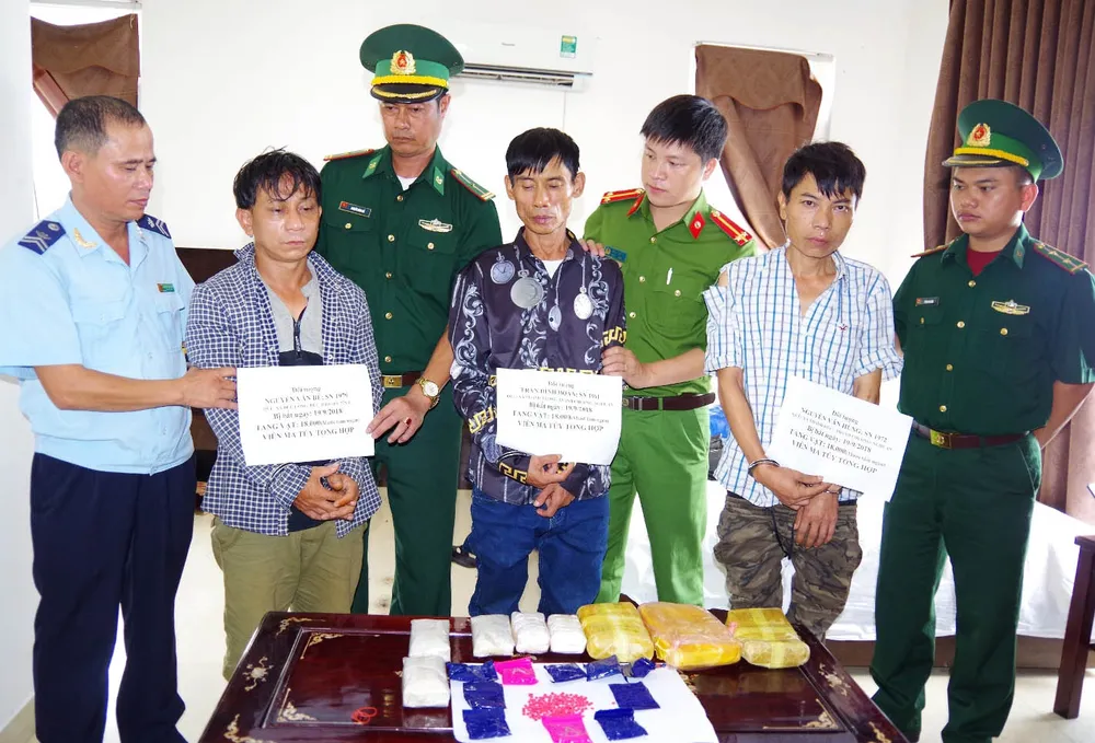 Trao thưởng chuyên án bắt giữ 18.000 viên ma túy tổng hợp ảnh 1 Trao thưởng chuyên án bắt giữ 18.000 viên ma túy tổng hợp ảnh 1