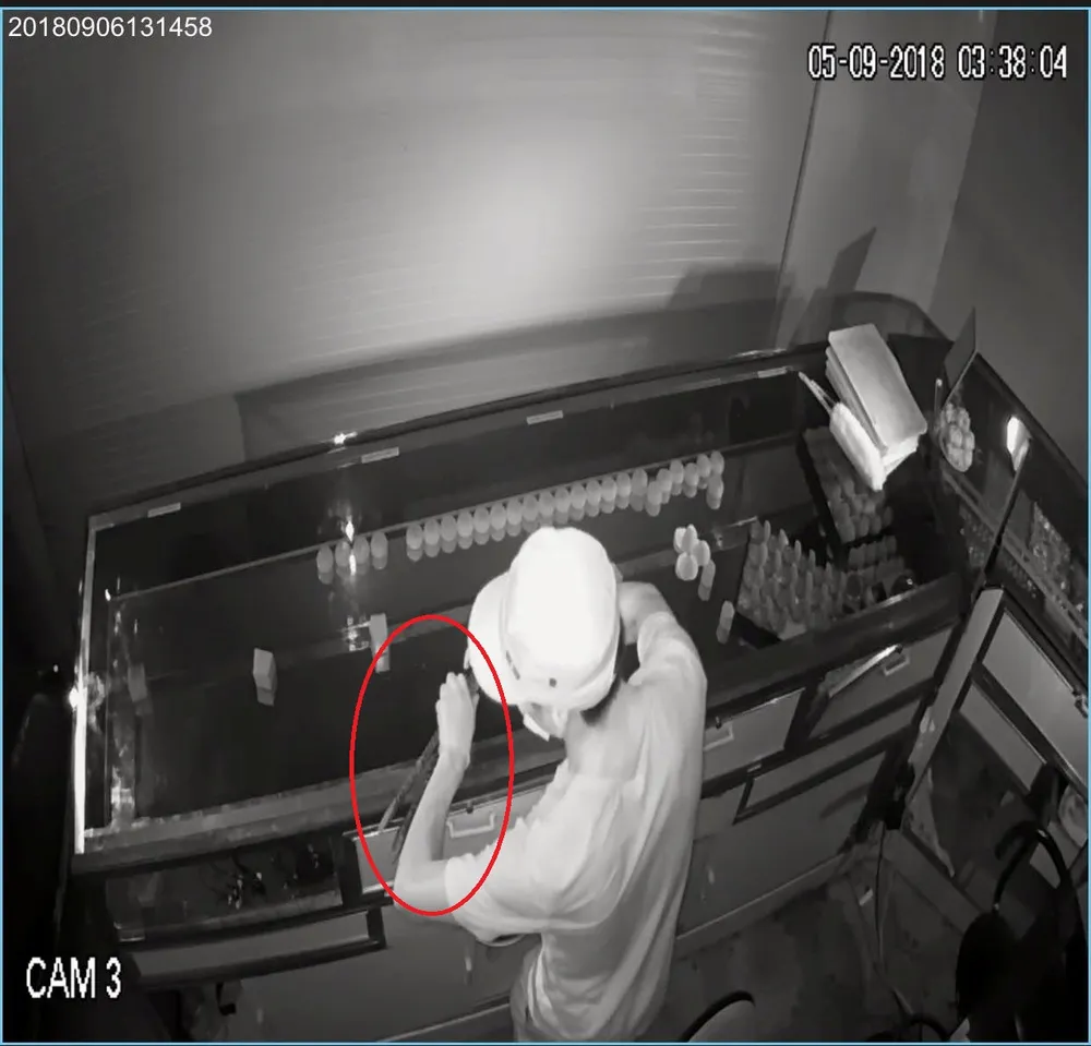 Treo thưởng 50 triệu đồng cho người cung cấp thông tin về đối tượng trộm tiệm vàng ảnh 3