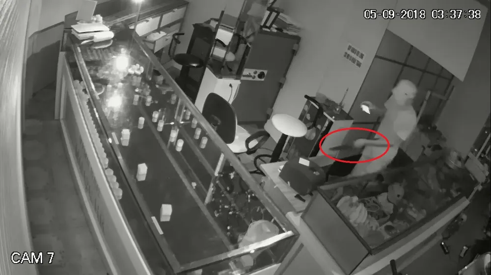 Treo thưởng 50 triệu đồng cho người cung cấp thông tin về đối tượng trộm tiệm vàng ảnh 2