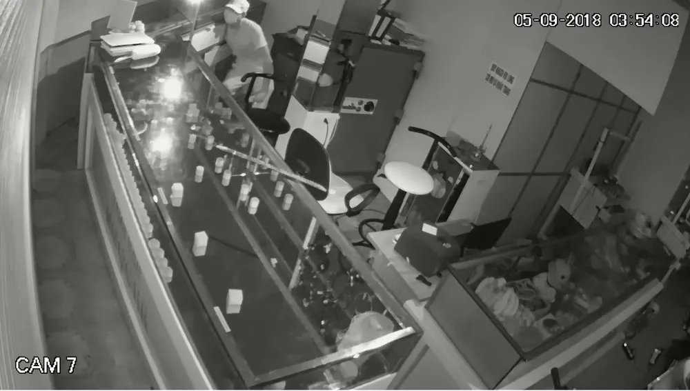 Treo thưởng 50 triệu đồng cho người cung cấp thông tin về đối tượng trộm tiệm vàng ảnh 6