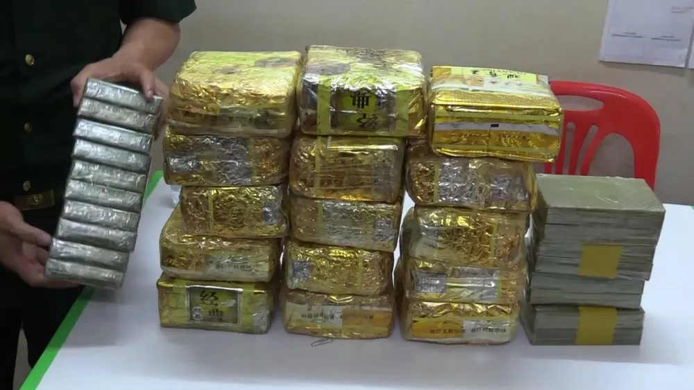 Triệt phá đường dây ma túy xuyên quốc gia, thu giữ 20 bánh heroin và 15kg ma túy đá ảnh 2