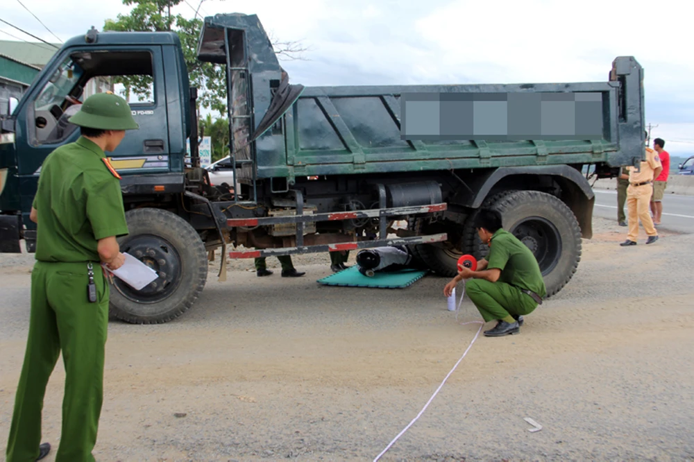 Lực lượng chức năng tiến hành thực nghiệm lại hiện trường vụ tai nạn. (Nguồn ảnh Văn Dũng)