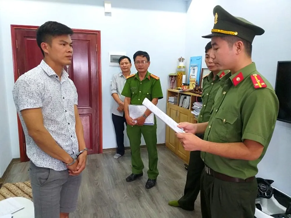 Công an điều tra đọc quyết định khởi tố đối tượng Phan Đại Lợi. Ảnh: Công an tỉnh Hà Tĩnh