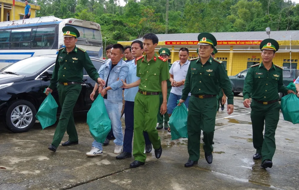 Bắt 2 đối tượng, thu giữ 32kg ma túy dạng đá và 10 bánh heroin ảnh 1