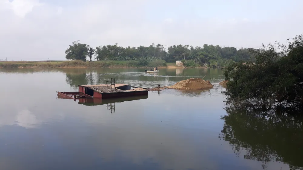 Sà lan khai thác cát trái phép sau khi bị đốt chìm