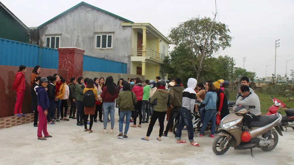 Công nhân tập trung trước cổng công ty để đòi quyền lợi