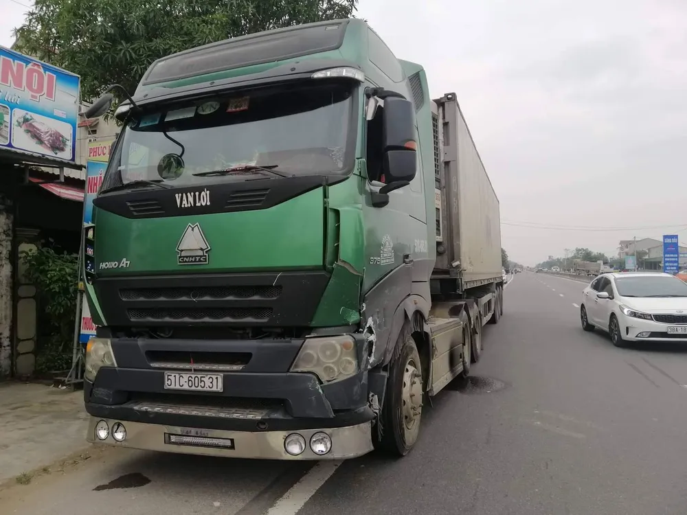 Xe ô tô bị biến dạng phần đầu sau tai nạn trên quốc lộ 1A ảnh 3