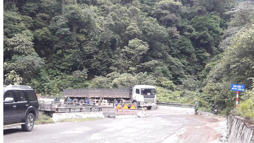 Nhiều địa điểm trên tuyến quốc lộ 8A qua huyện Hương Sơn, tỉnh Hà Tĩnh bị hư hỏng xuống cấp