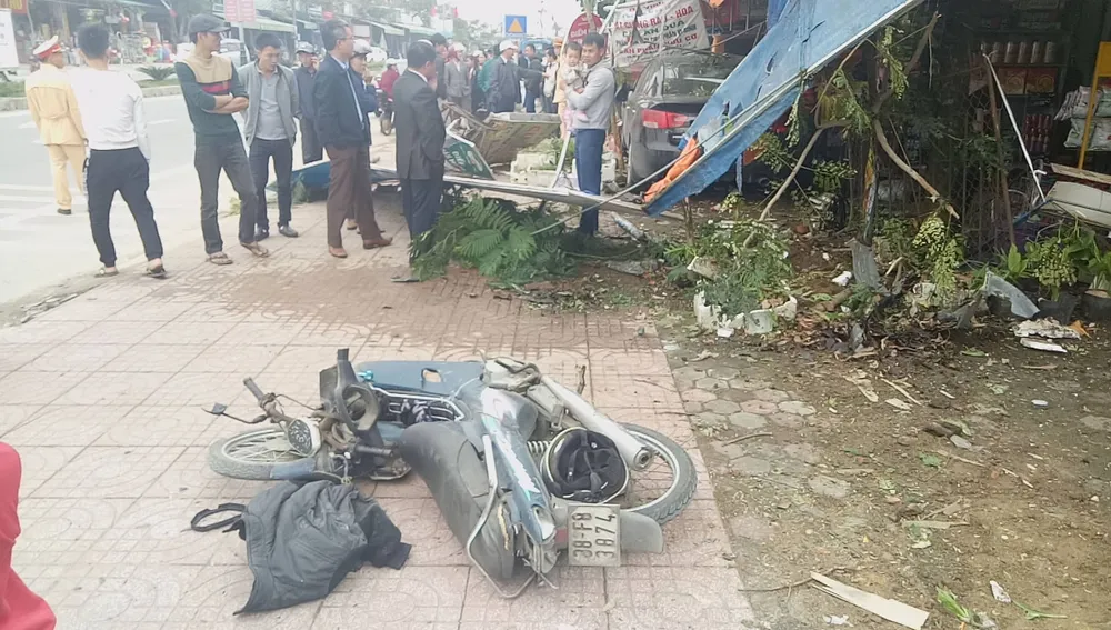 Ô tô lao lên vỉa hè tông nhiều xe máy ảnh 2 Ô tô lao lên vỉa hè tông nhiều xe máy ảnh 2
