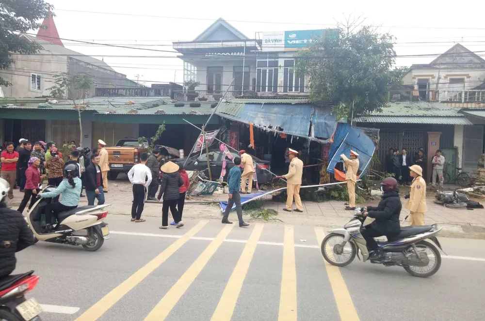 Ô tô lao lên vỉa hè tông nhiều xe máy ảnh 3 Ô tô lao lên vỉa hè tông nhiều xe máy ảnh 3