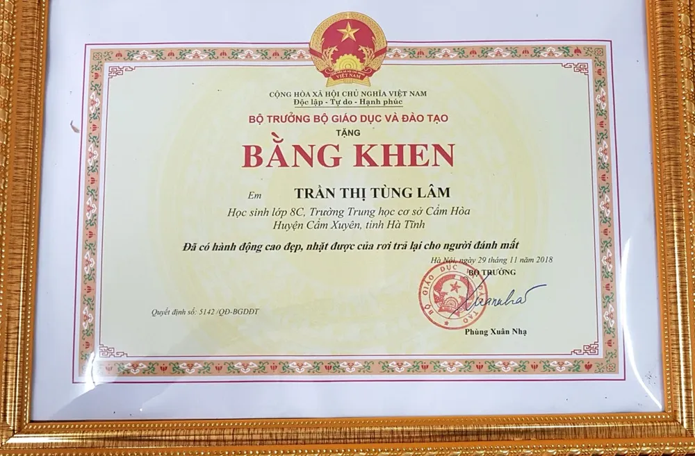 Bộ trưởng Bộ GD-ĐT tặng bằng khen cho nữ sinh có hành động cao đẹp ảnh 1 Bộ trưởng Bộ GD-ĐT tặng bằng khen cho nữ sinh có hành động cao đẹp ảnh 1