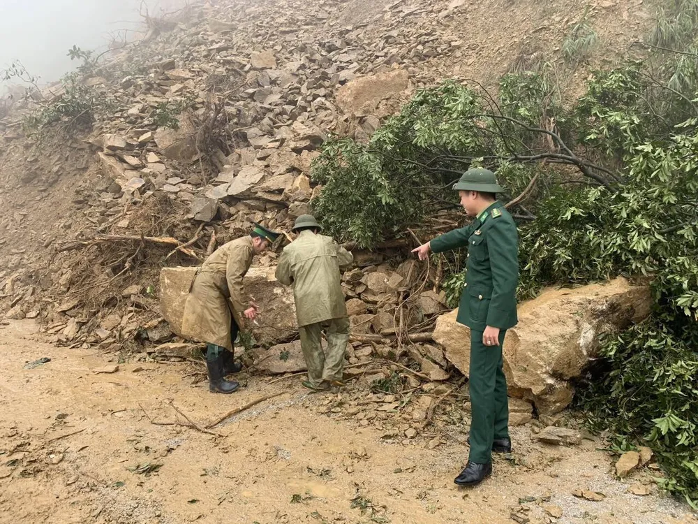 Clip: Quốc lộ 8A lên cửa khẩu quốc tế Cầu Treo bị ách tắc do sạt lở đất đá ảnh 1