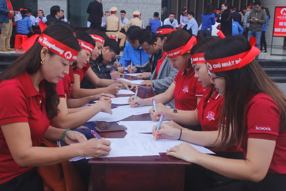 Hàng ngàn người tham gia hiến máu tình nguyện ở Hà Tĩnh ảnh 2