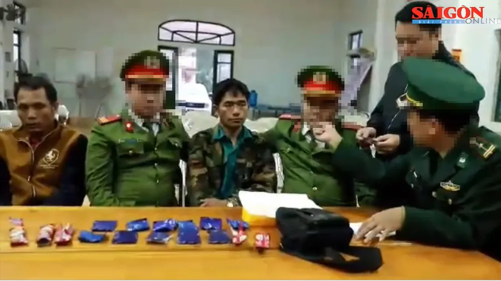 Bắt quả tang 2 đối tượng quốc tịch Lào vận chuyển hơn 2.000 viên ma túy vào Việt Nam ảnh 1